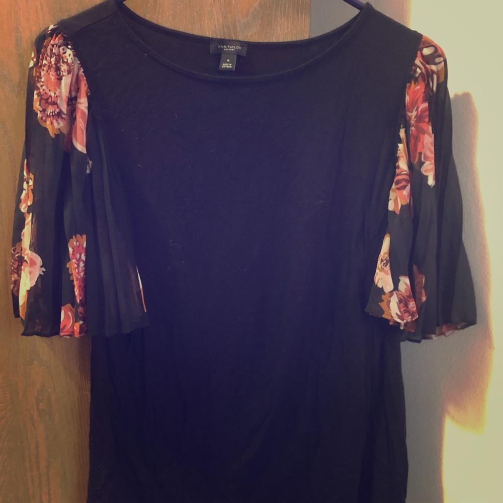 Beautiful Ann Taylor Flowy Sleeve Floral Shirt M